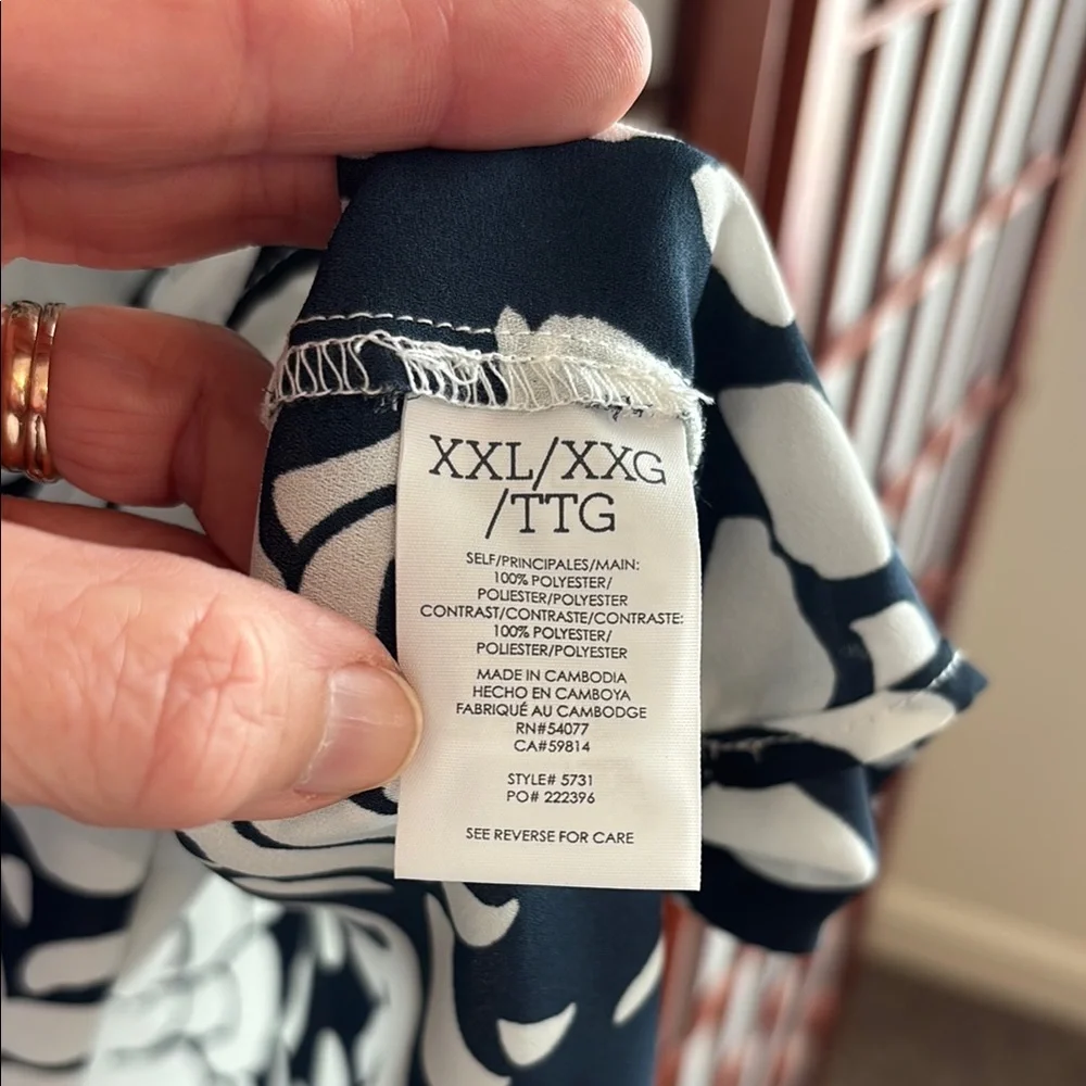 Cabi Floral Navy and White Women's Top with stripe shoulder detail. size XXL - Picture 6 of 8